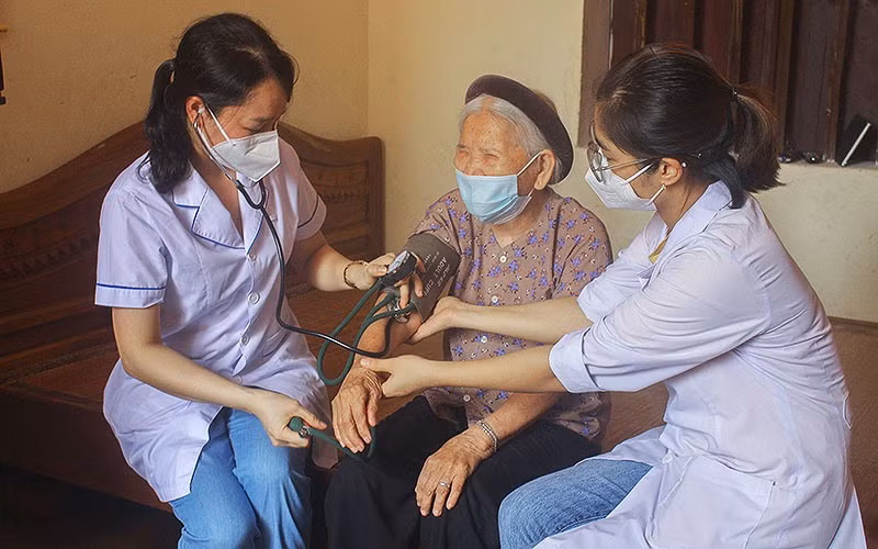 Các y, bác sĩ Hội Thầy thuốc trẻ tỉnh Bắc Ninh thăm, khám sức khỏe cho Bà mẹ Việt Nam Anh hùng Ngô Thị Sáu.