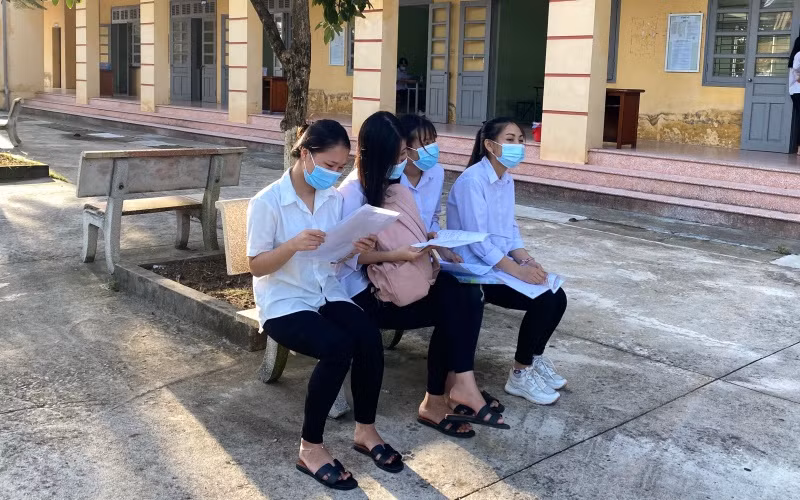 Thí sinh tranh thủ ôn bài trước giờ thi tốt nghiệp THPT năm 2020.