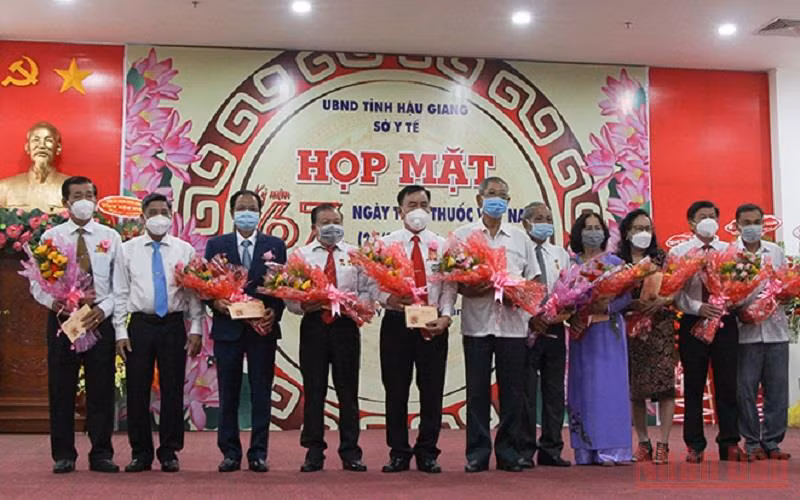 Tặng hoa, quà cho các Thầy thuốc nhân dân, Thầy thuốc ưu tú tại buổi họp mặt.