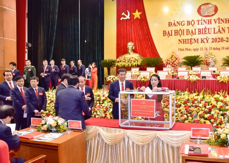 Ngay sau lời kêu gọi, các đại biểu dự đại hội đã quyên góp ủng hộ nhân dân các tỉnh miền trung. 
