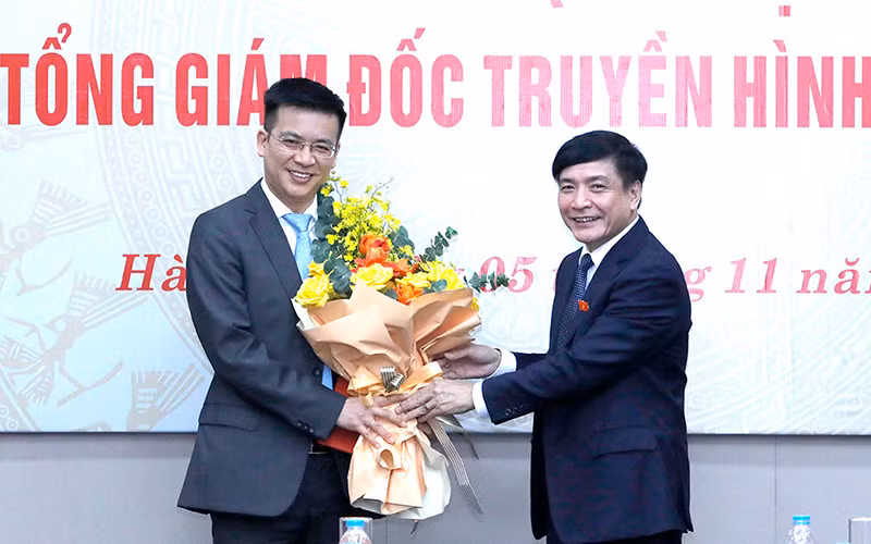 Tổng Thư ký Quốc hội, Chủ nhiệm Văn phòng Quốc hội Bùi Văn Cường tặng hoa chúc mừng ông Lê Quang Minh.