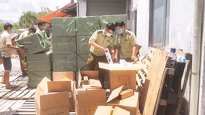 Lực lượng chức năng xử lý một vụ vi phạm.