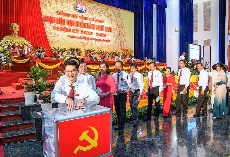 Đại biểu tỉnh Cà Mau bỏ phiếu bầu Đoàn đại biểu đi dự Đại hội đại biểu toàn quốc lần thứ XIII của Đảng.