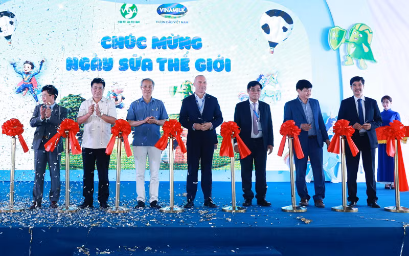 Đại diện Hiệp Hội Sữa cùng các đại biểu chính thức khai mạc các hoạt động chào mừng Ngày Sữa thế giới 1/6.