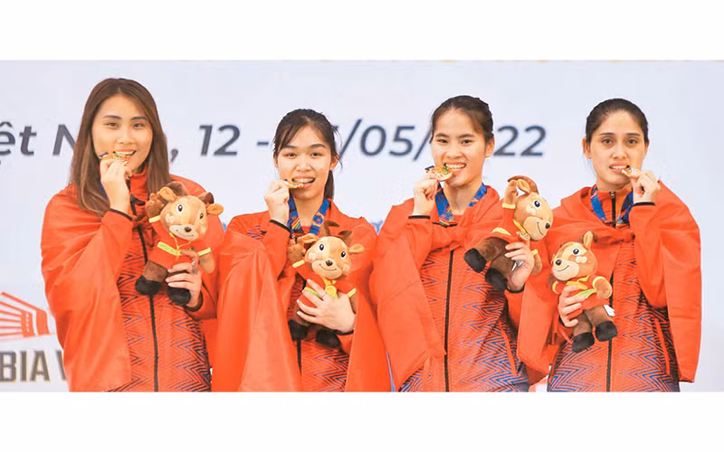 Vận động viên Bùi Thu Hà (ngoài cùng, bên phải) đem lại vinh quang cho môn đấu kiếm Việt Nam khi giành hai Huy chương vàng.