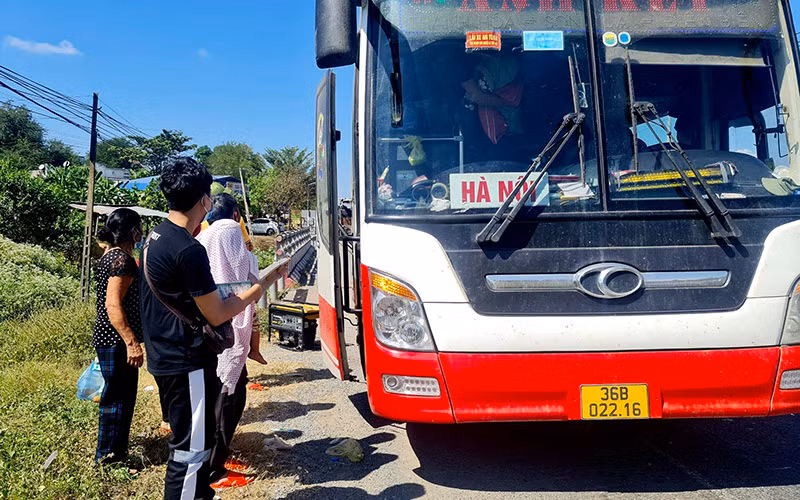 Xe khách cháy rụi, hơn 30 hành khách thoát khỏi xe an toàn -0