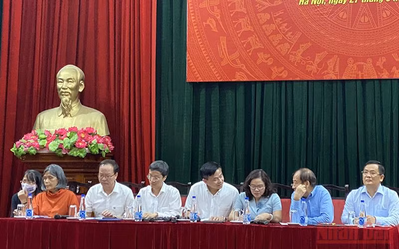 Lãnh đạo các vụ, cục của Bộ Y tế cung cấp thông tin cho báo chí. (Ảnh: TRẦN LAM)