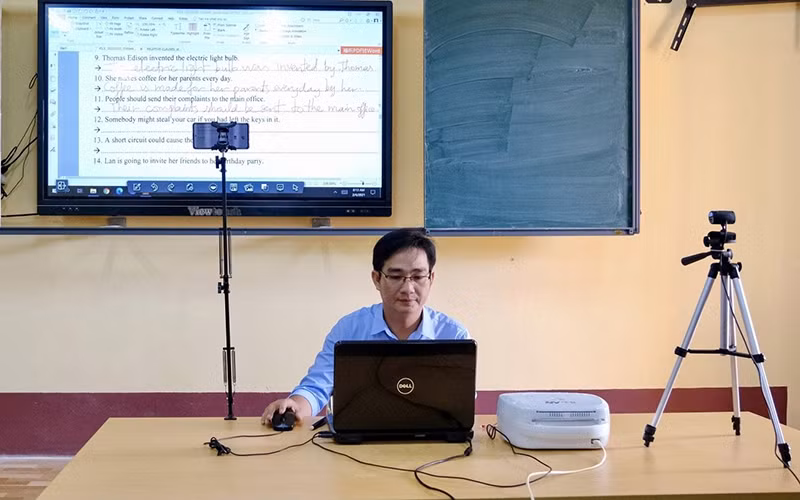 Giáo viên Trường Châu Văn Liêm (quận Ninh Kiều, TP Cần Thơ) dạy trực tuyến cho học sinh. (Ảnh: Trường Tiến)