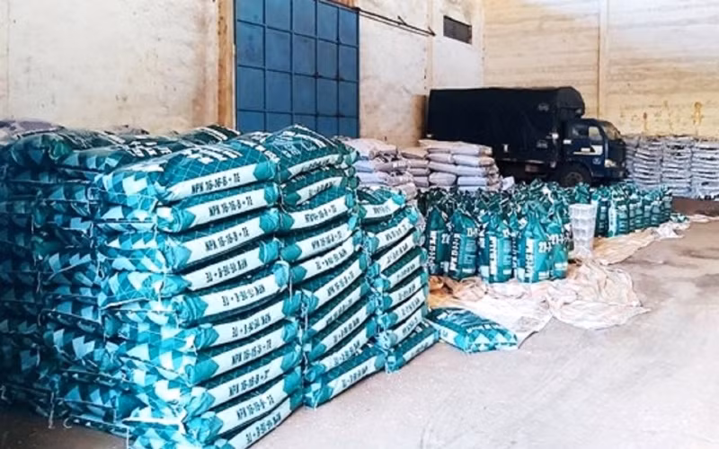 Lực lượng chức năng tỉnh Đắk Lắk thu giữ 120 tấn phân bón nghi giả do ông Đàn sản xuất. 