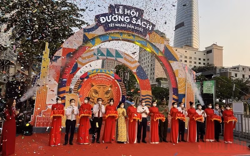 Nghi thức cắt băng khai mạc Lễ hội Đường sách Tết Nhâm Dần 2022.