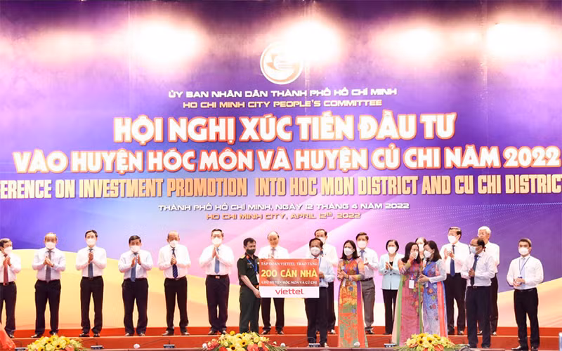 Chủ tịch, Tổng Giám đốc Viettel tặng nhà tình nghĩa cho hai huyện Hóc Môn và Củ Chi.