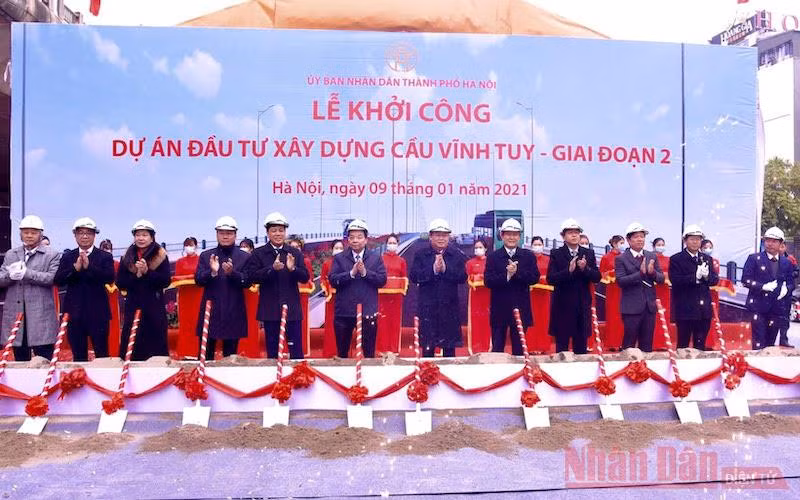 Bí thư Thành ủy Vương Đình Huệ, Chủ tịch UBND thành phố Chu Ngọc Anh cùng các đại biểu thực hiện nghi thức khởi công dự án đầu tư xây dựng cầu Vĩnh Tuy giai đoạn 2. (Ảnh: DUY LINH)