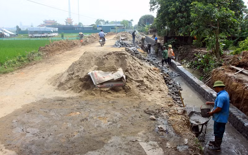 Con đường liên huyện đang sắp hoàn thành sau một chủ trương đúng, được nhân dân đồng thuận và hưởng ứng.