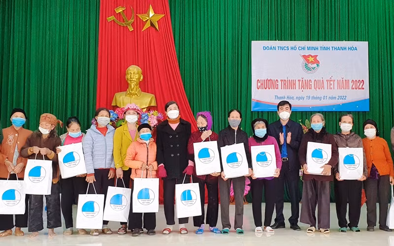 Bí thư Tỉnh đoàn Thanh Hóa trao quà cho người dân có hoàn cảnh khó khăn xã Nga Tiến.