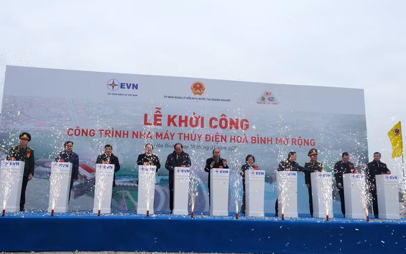 Thủ tướng Chính phủ Nguyễn Xuân Phúc (đứng giữa) cùng các đại biểu tham gia nghi thức khởi công công trình.