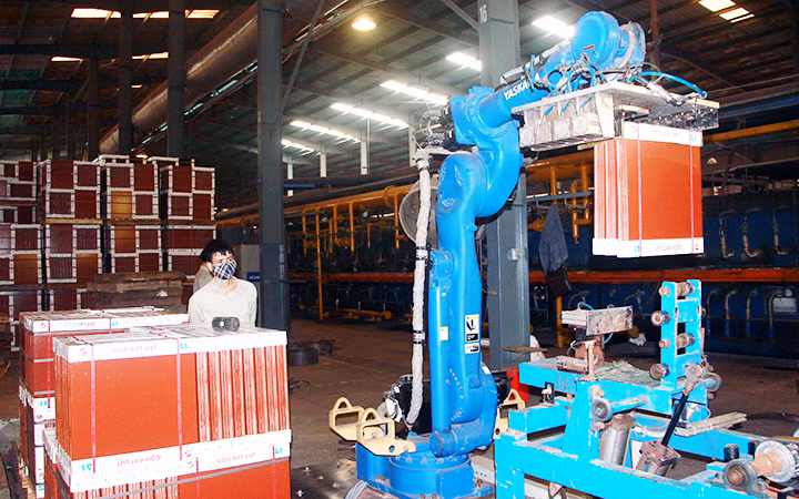 Sản xuất gạch chất lượng cao tại Công ty cổ phần Gốm Đất Việt (Quảng Ninh). Ảnh: MẠNH TRƯỜNG 