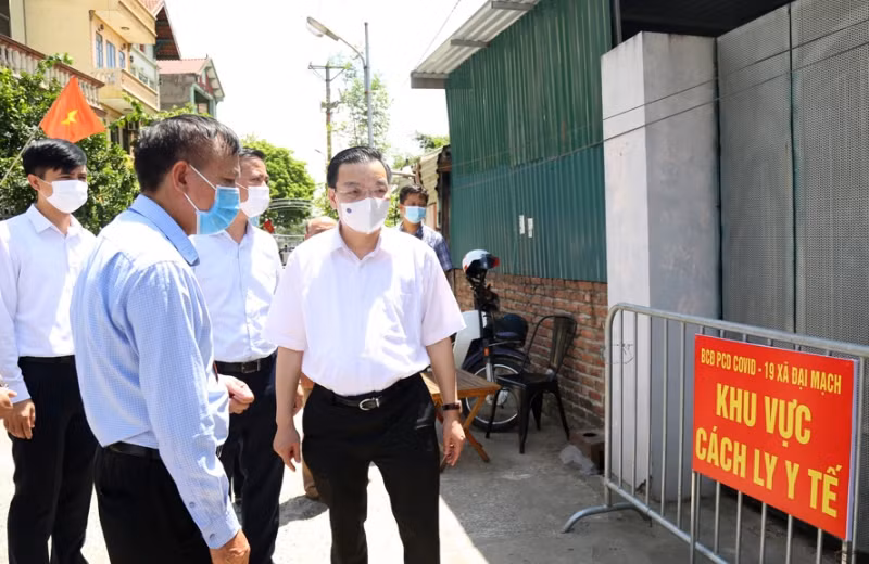 Chủ tịch UBND TP Hà Nội Chu Ngọc Anh kiểm tra công tác phòng, chống dịch Covid-19 tại thôn Mai Châu, xã Đại Mạch, huyện Đông Anh.