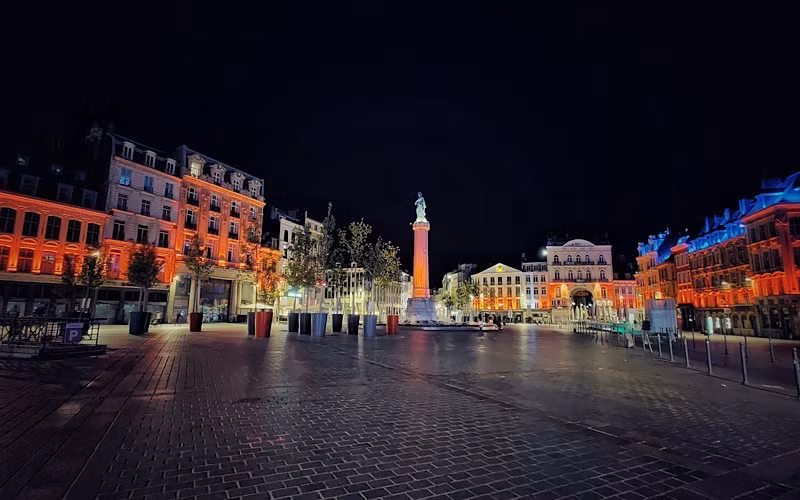 Quảng trường trung tâm TP Lille ở phía bắc vào giờ giới nghiêm. (Ảnh: Lille Actu)