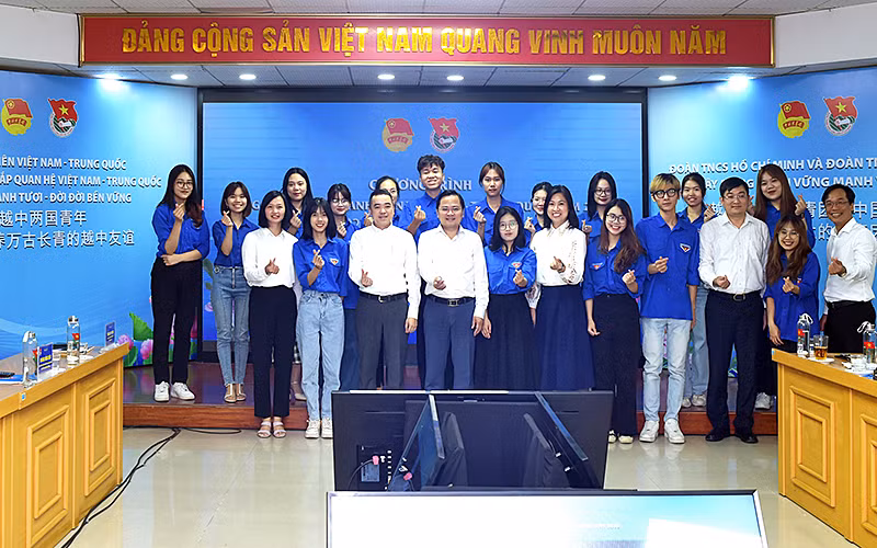 Đoàn đại biểu thanh niên Việt Nam chụp ảnh lưu niệm trực tuyến với Đoàn đại biểu thanh niên Trung Quốc tại chương trình.