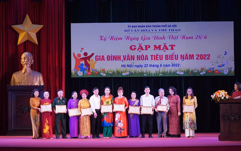 Thành phố tặng quà cho những gia đình văn hóa tiêu biểu trên địa bàn.