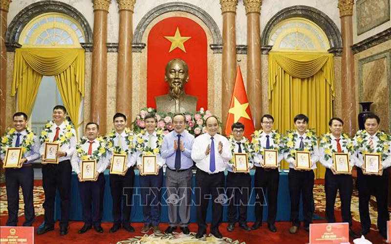 Chủ tịch nước Nguyễn Xuân Phúc gặp mặt lao động tiêu biểu ngành dầu khí -0