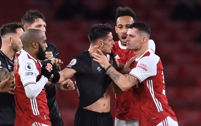 Hành động lỗ mãng của Granit Xhaka khắc họa sự hỗn loạn của Arsenal. (Ảnh: Getty Images)
