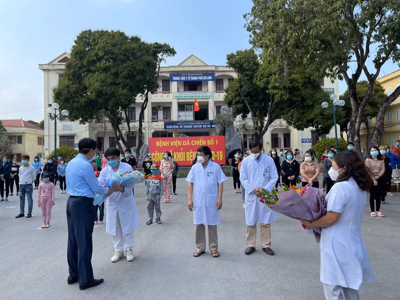 Bí thư Tỉnh ủy Hải Dương Phạm Xuân Thăng tặng hoa chúc mừng các bác sĩ tại Bệnh viện dã chiến số 1.