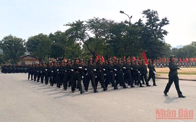 Các học viên tham gia khóa huấn luyện thực hiện duyệt đội ngũ.