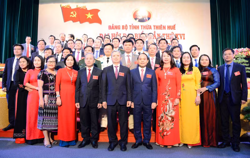 Ban Chấp hành Đảng bộ tỉnh khóa 16, nhiệm kỳ 2020 -2025 ra mắt, nhận nhiệm vụ.