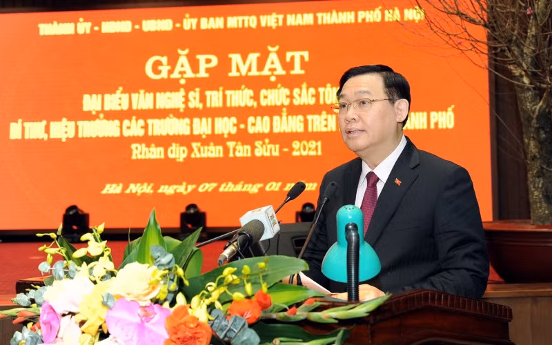 Đồng chí Vương Đình Huệ, Ủy viên Bộ Chính trị, Bí thư Thành ủy phát biểu ý kiến tại buổi gặp mặt. Ảnh: DUY LINH