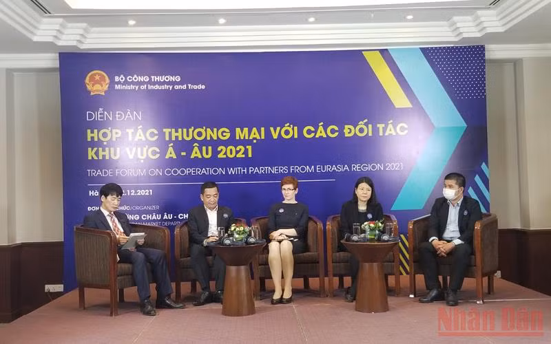 Các diễn giả thảo luận về các cơ hội kinh doanh tại khu vực Á-Âu.