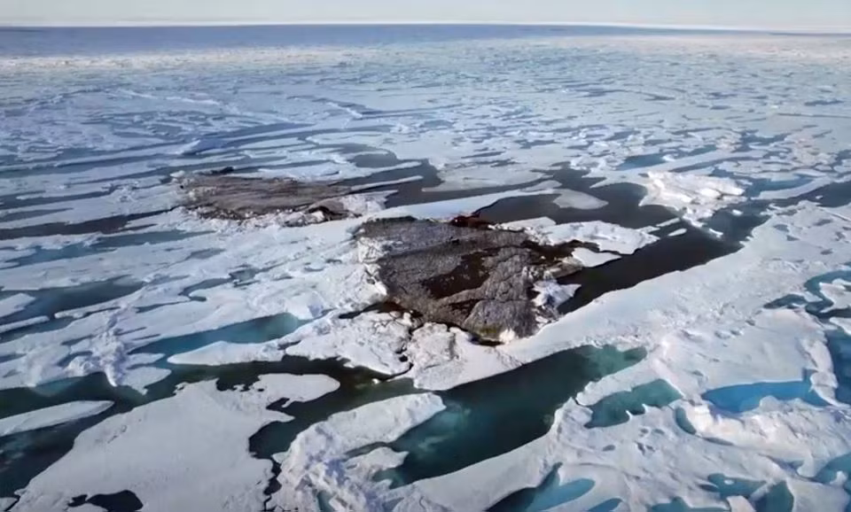Hòn đảo nhỏ ngoài khơi bờ biển Greenland được hé lộ khi lớp băng chuyển động. (Ảnh: Reuters)