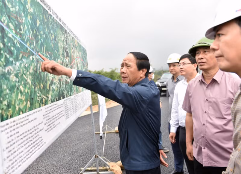 Phó Thủ tướng Lê Văn Thành kiểm tra thực địa tuyến dự án cao tốc Mai Sơn-Quốc lộ 45.