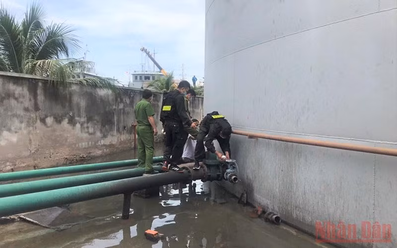 Đề nghị truy tố 74 bị can trong đường dây buôn lậu xăng đặc biệt lớn -0