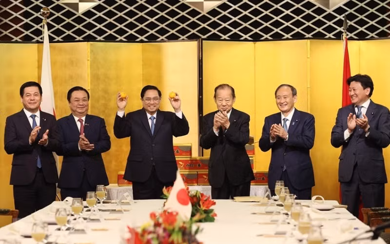 Thủ tướng Phạm Minh Chính gặp cựu Thủ tướng Nhật Bản Suga Yoshihide và Chủ tịch Liên minh Nghị sĩ hữu nghị Nhật Bản-Việt Nam Nikai Toshihiro và dự Lễ xuất hành quả quýt Unshu sang thị trường Việt Nam. (Ảnh: Dương Giang/TTXVN)