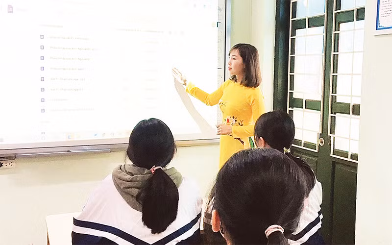 Cô giáo Trần Thu Thủy, Trường THCS Thượng Thanh (quận Long Biên) trong giờ dạy môn Ngữ văn (ảnh chụp trước ngày 27/4/2021).