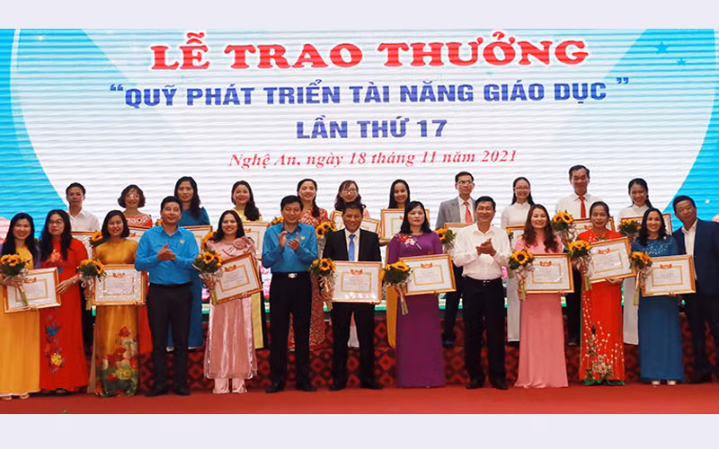 19 gương mặt giáo viên xuất sắc được trao thưởng Quỹ phát triển tài năng lần thứ 17 (Ảnh: Mỹ Hà)