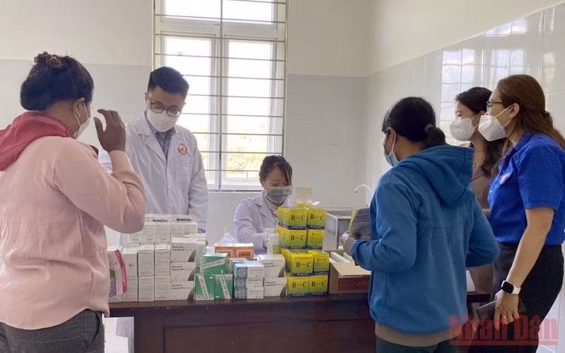 Cấp phát thuốc điều trị miễn phí cho phụ nữ địa phương.