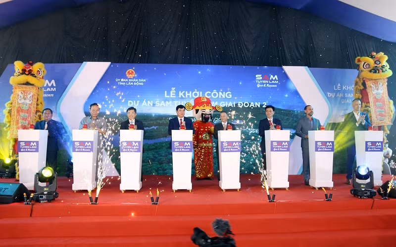 Lãnh đạo tỉnh Lâm Đồng và nhà đầu tư bấm nút khởi công dự án SAM Tuyền Lâm giai đoạn 2.