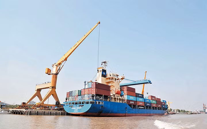 Bốc xếp hàng xuất khẩu tại cảng Container Quốc tế Tân cảng Hải Phòng. (Ảnh: HÀ THU)