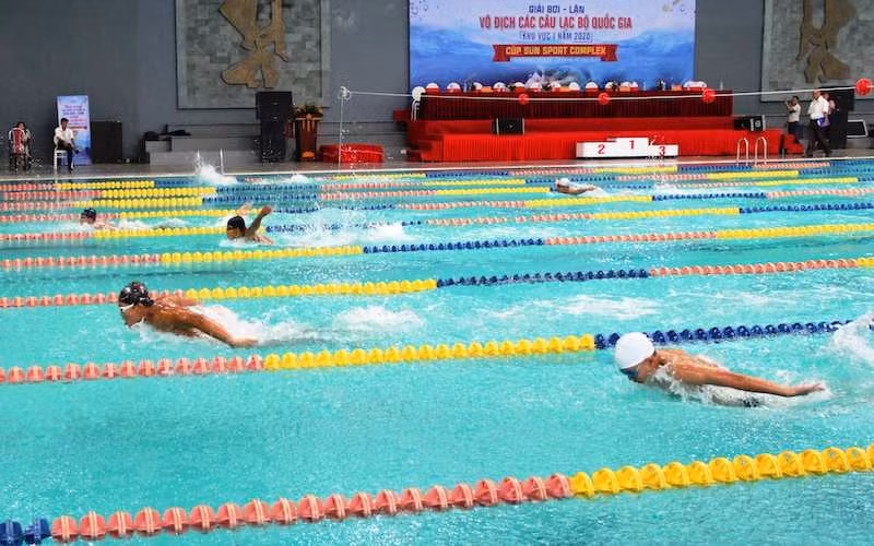 Các vận động viên đua tài quyết liệt ở nội dung bơi ếch.