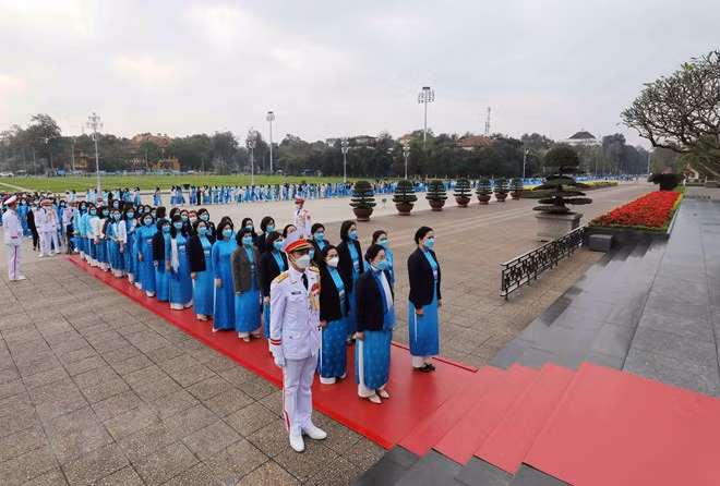 Các đại biểu dự Đại hội đại biểu Phụ nữ toàn quốc lần thứ XIII vào Lăng viếng Chủ tịch Hồ Chí Minh -3