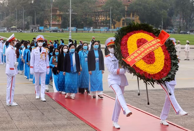 Các đại biểu dự Đại hội đại biểu Phụ nữ toàn quốc lần thứ XIII vào Lăng viếng Chủ tịch Hồ Chí Minh -4