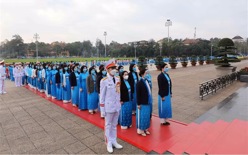 Các đại biểu vào Lăng viếng Chủ tịch Hồ Chí Minh. (Ảnh: An Đăng/TTXVN)