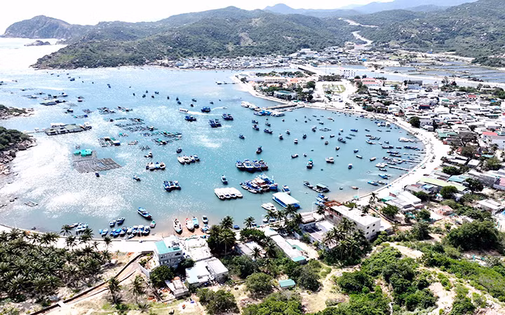 Vịnh Vĩnh Hy ở xã Vĩnh Hải, huyện Ninh Hải, một điểm tham quan, nghỉ dưỡng thu hút nhiều du khách của tỉnh Ninh Thuận. (Ảnh NGUYỄN TRUNG)