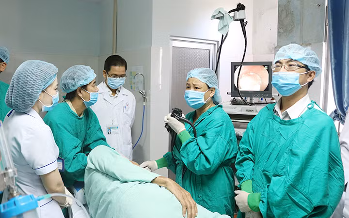 Bệnh viện đa khoa Trung ương Cần Thơ trực tiếp hướng dẫn, chuyển giao kỹ thuật nội soi tiêu hóa cho Bệnh viện đa khoa tỉnh Hậu Giang.