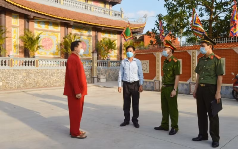 Lực lượng công an thường trực tại khu vực đền Tiên La, xã Đoan Hùng (huyện Hưng Hà) để kiểm soát dịch Covid-19.