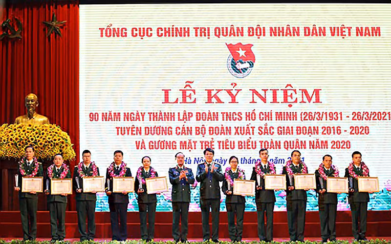 Đại tướng Lương Cường (thứ 6 từ phải qua) trao Bằng khen của Bộ trưởng Quốc phòng tặng các gương mặt trẻ tiêu biểu toàn quân năm 2020.