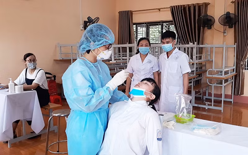 Cán bộ y tế đang khẩn trương lấy mẫu xét nghiệm đối với 100% dân số đối với 8 phường ở TP Thái Nguyên.