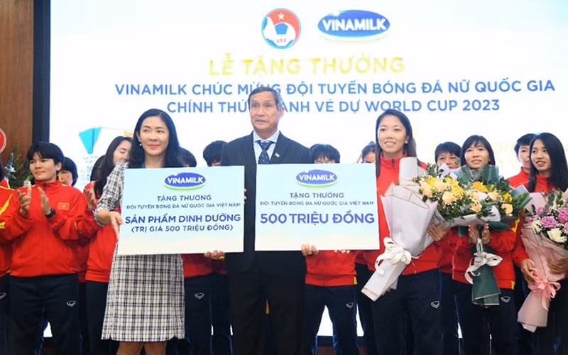 Đại diện Vinamilk trao thưởng cho đội tuyển bóng đã nữ quốc gia khi lọt vào World cup 2023.